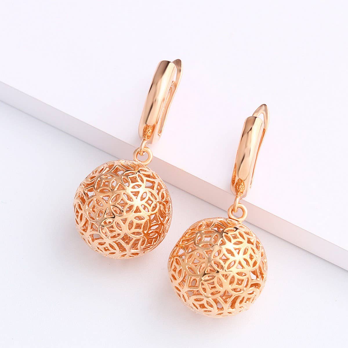 HOLLOW ROUND EARRINGS