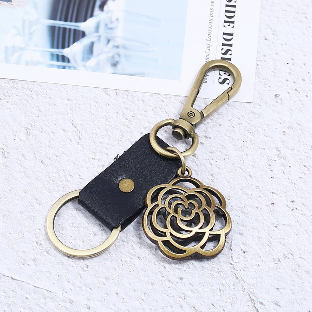 CREATIVE BRONZE ROUND FLOWER COWHIDE KEYCHAIN
