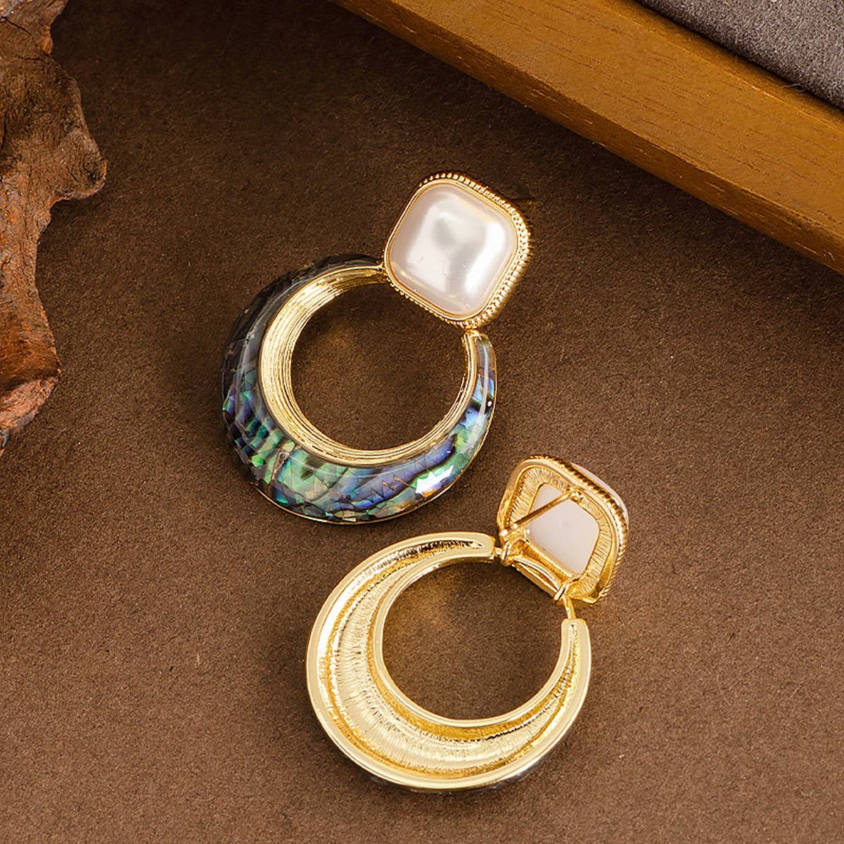 FASHIONABLE COLORFUL ABALONE EARRINGS WITH PEARLS