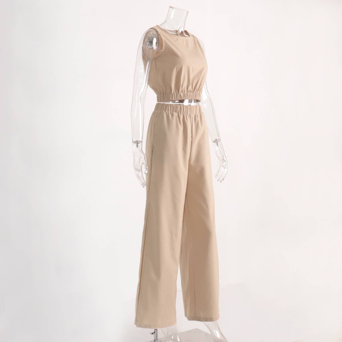 Waistcoat and trousers set that exposes the waist