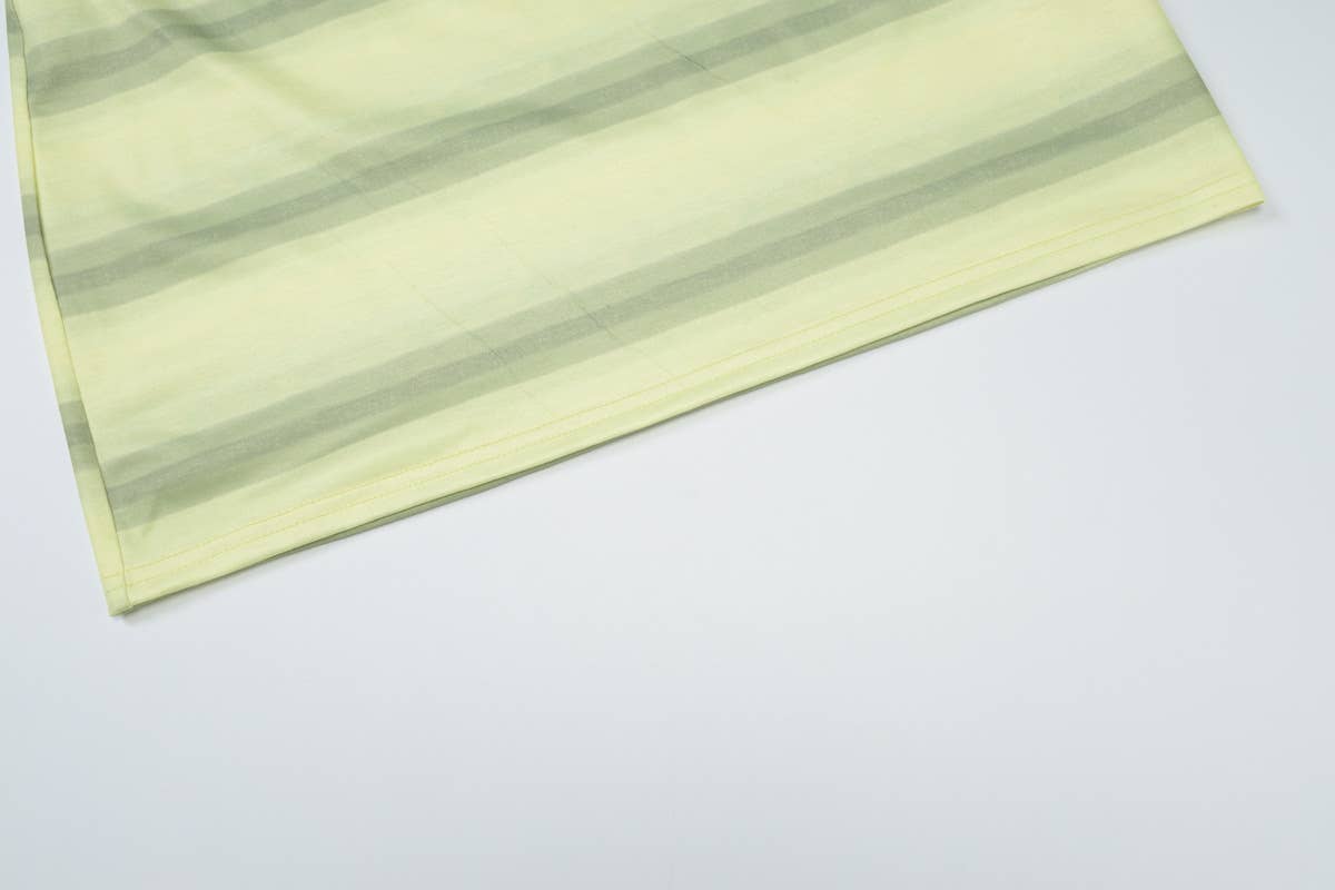 Striped low-cut halter dress that covers buttocks