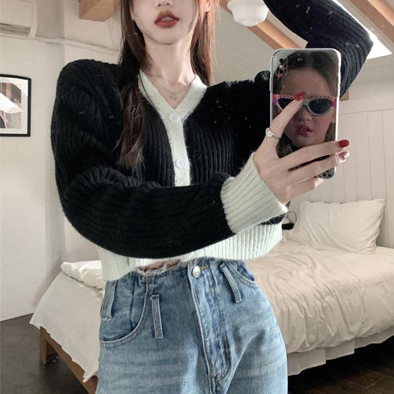 V-neck button knit cardigan color contrast short