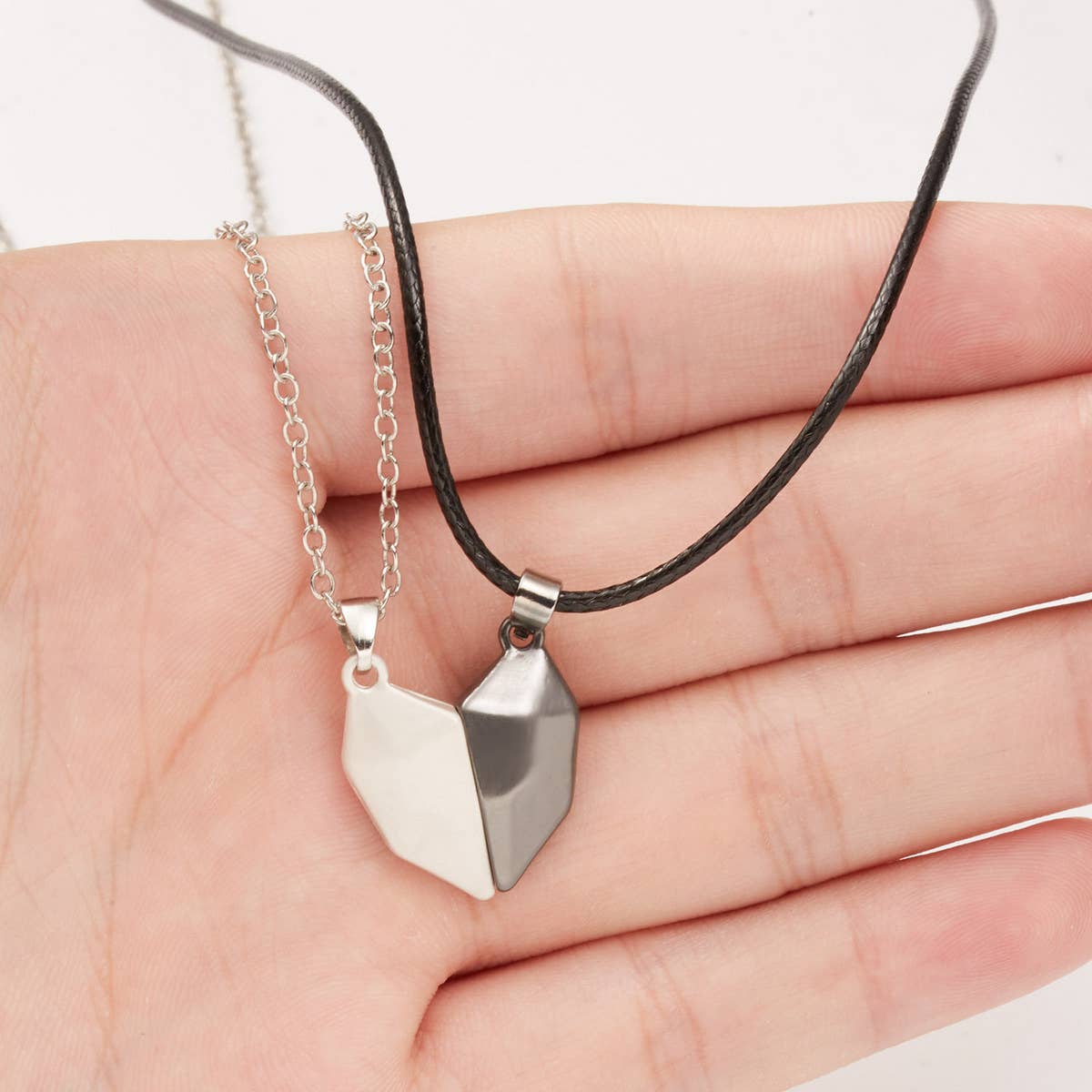 FASHIONABLE SPLICING MAGNETIC HEART NECKLACE