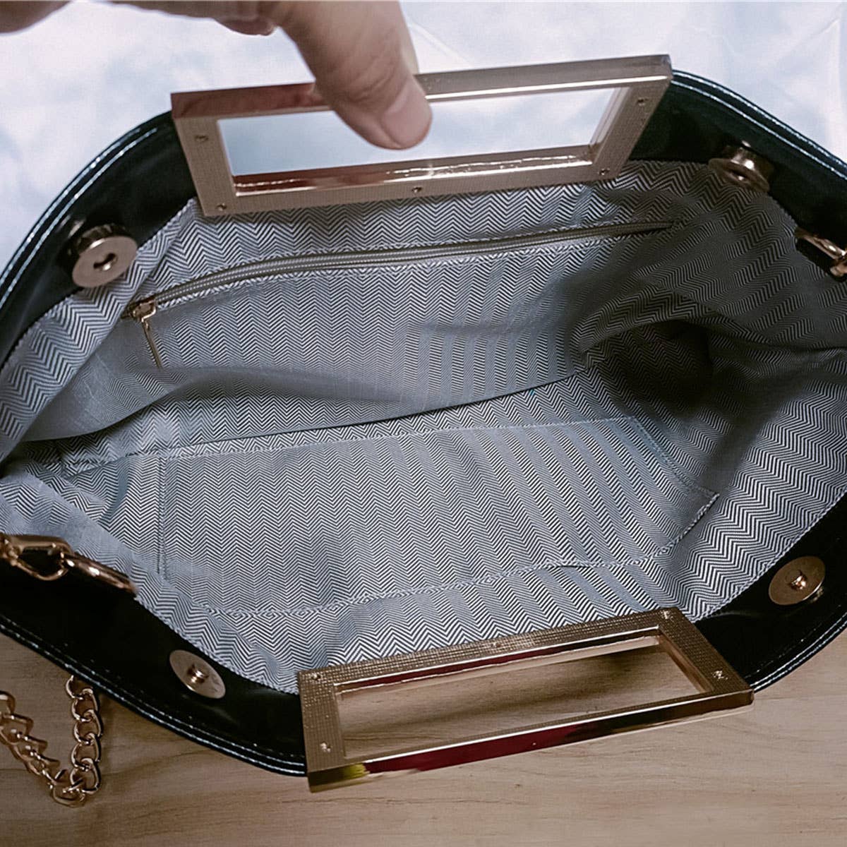 Fashionable and shiny PU leather handbag