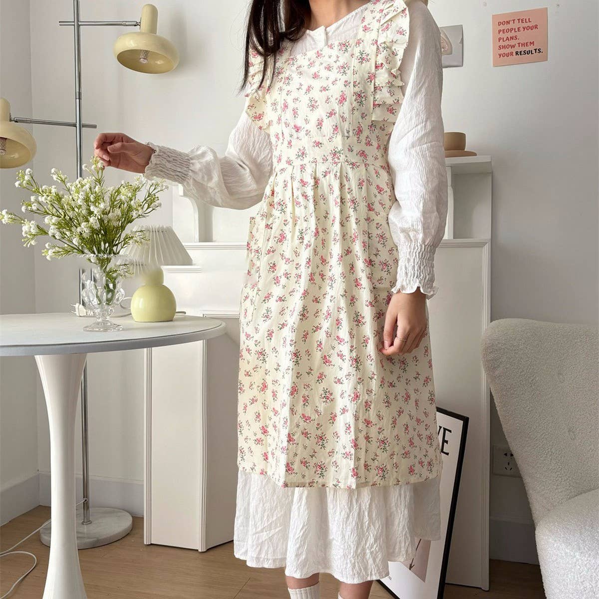 WASHED COTTON AND LINEN RUFFLED FLORAL APRON