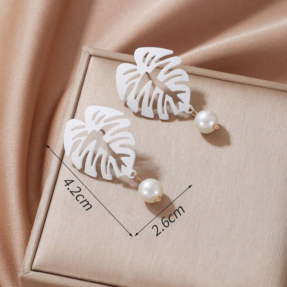 WHITE HOLLOW LEAF PEARL EARRINGS