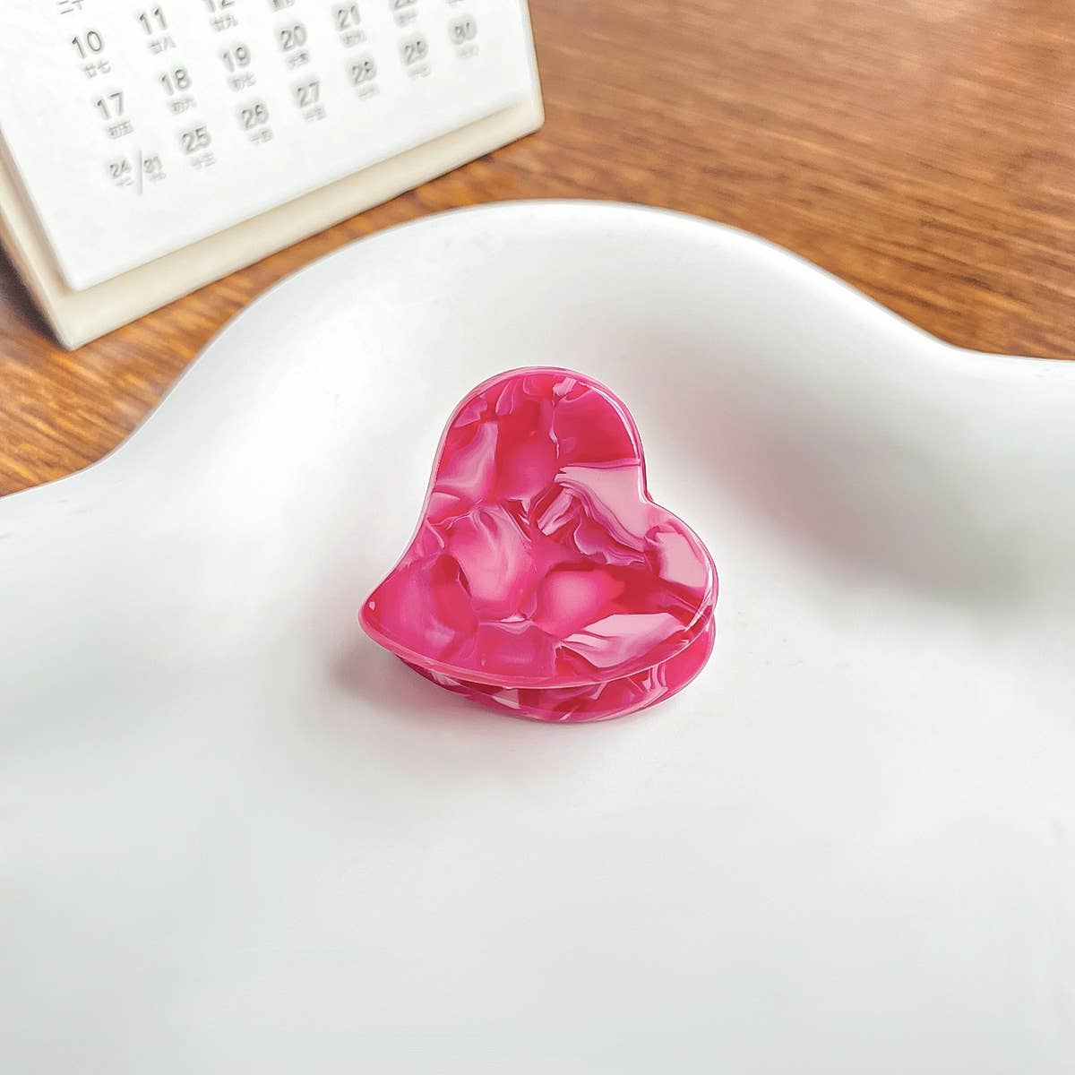 Cute acetic acid heart-shaped small clipper