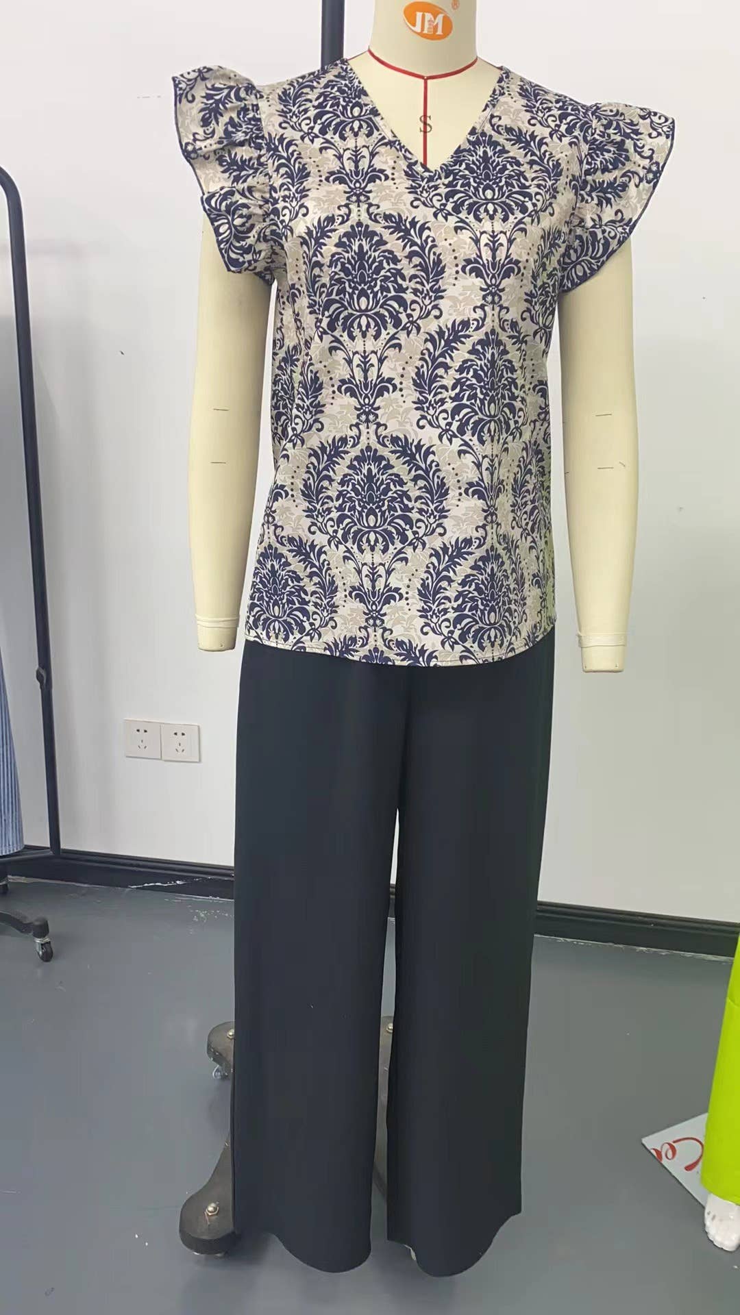 Solid color pantsuit lotus sleeve printed top