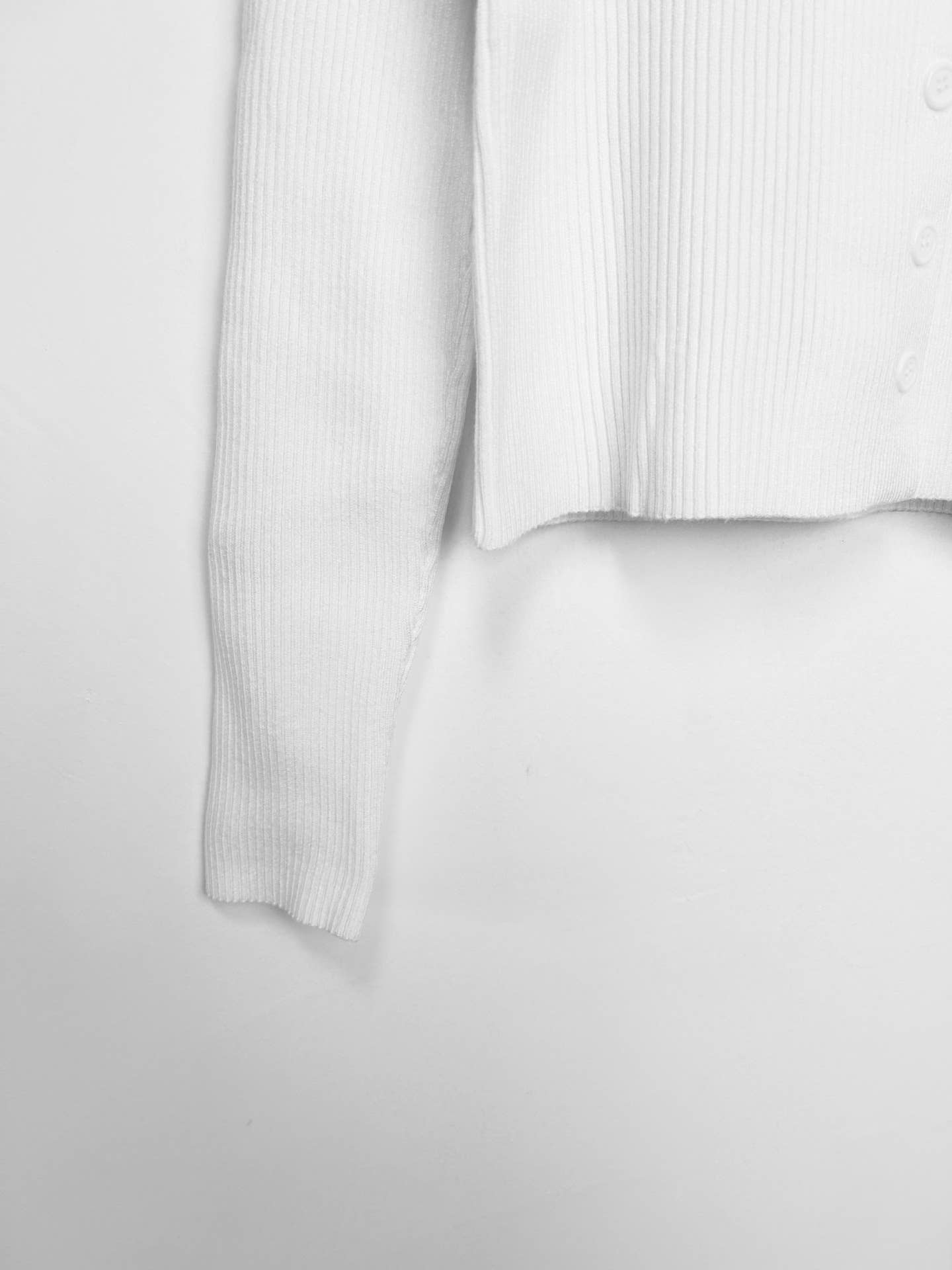 Solid-color threaded button round-neck cardigan