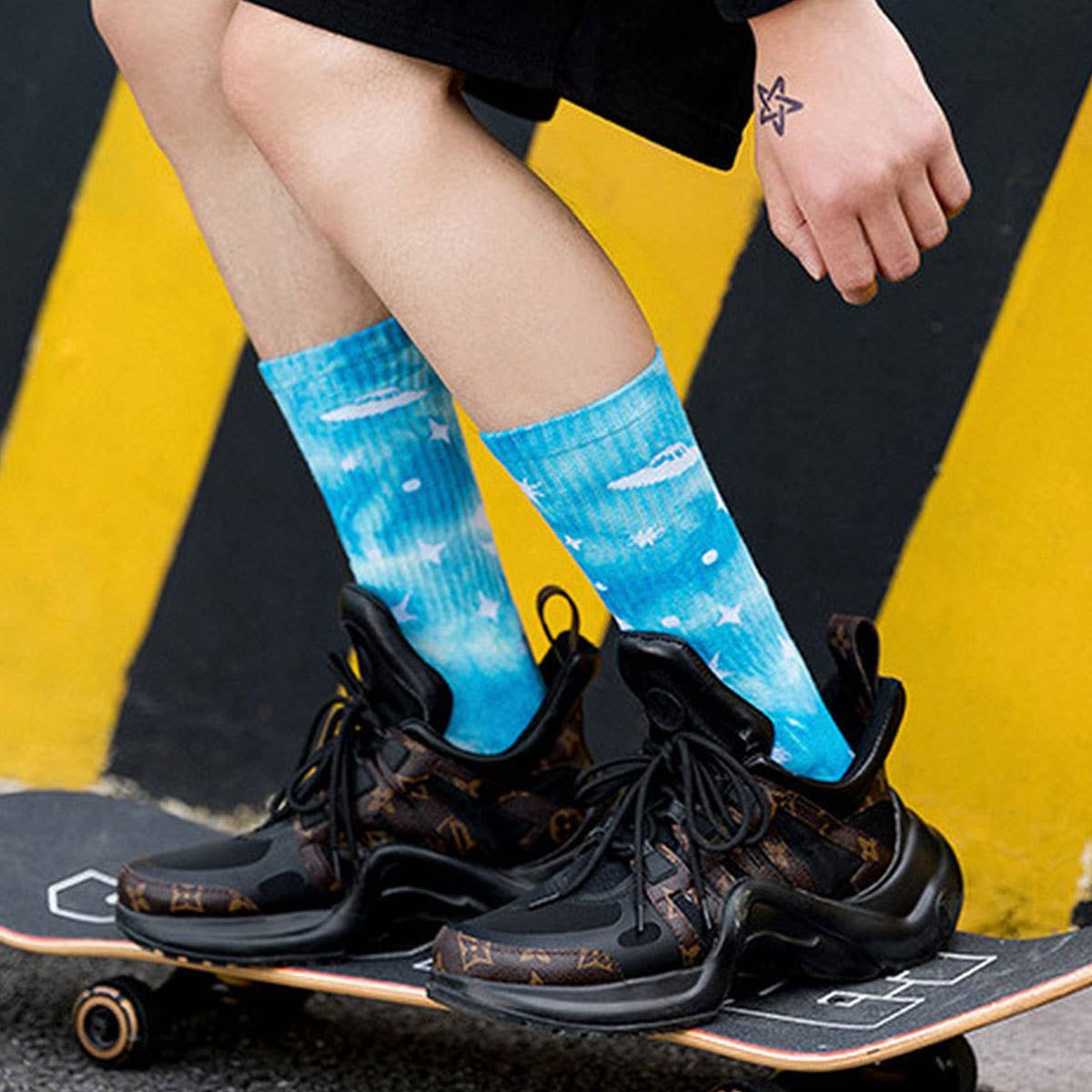 UNIVERSE PRINTED TIE DYED FASHION CREW SOCKS