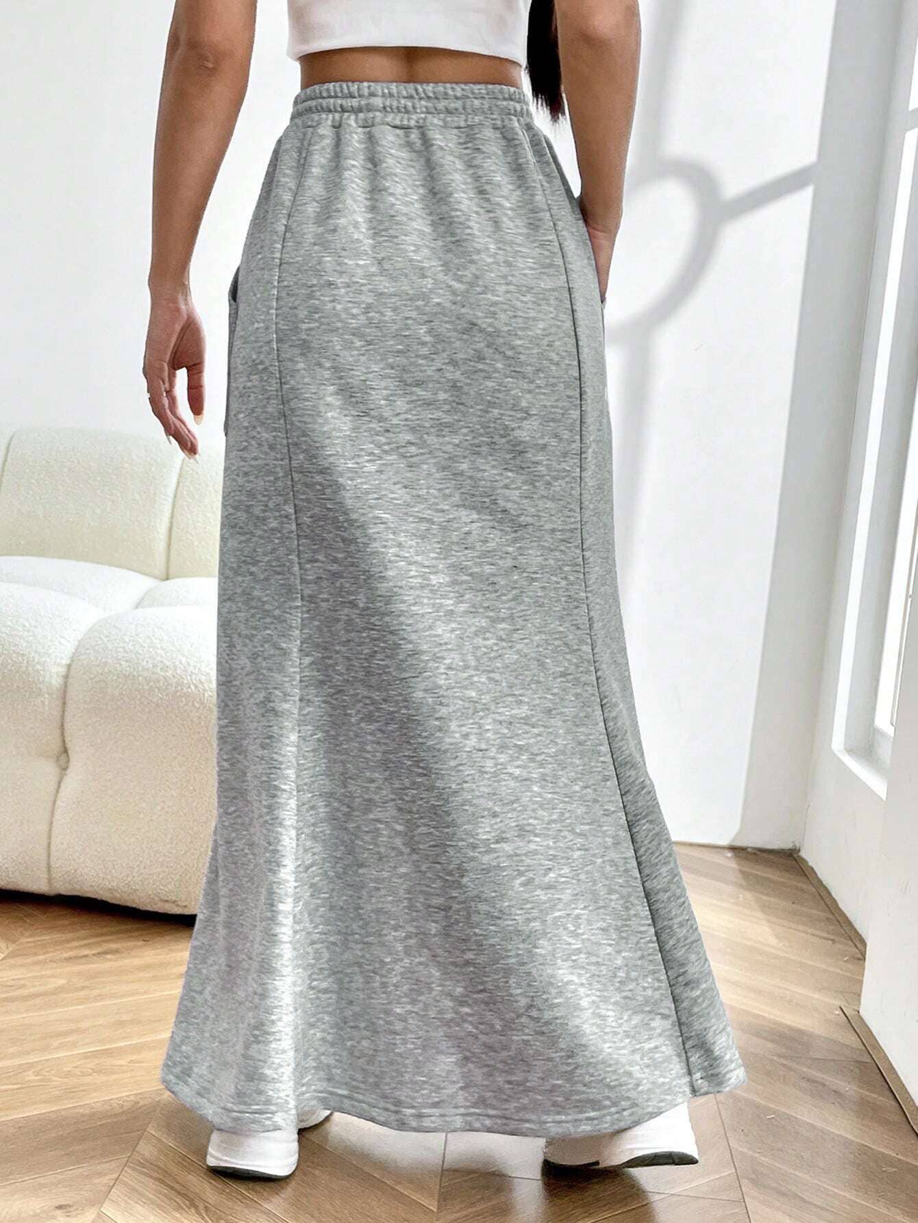 SIMPLE ELASTIC-WAIST SKIRT WITH LARGE POCKETS