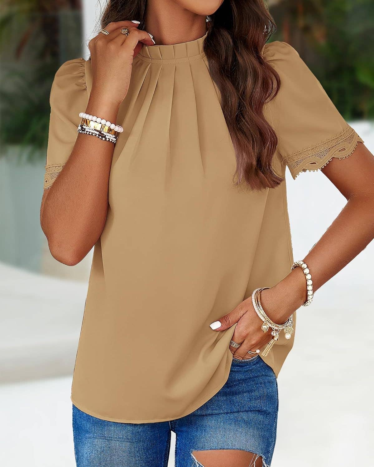 Semi-high-neck lace-trimmed short-sleeved shirt