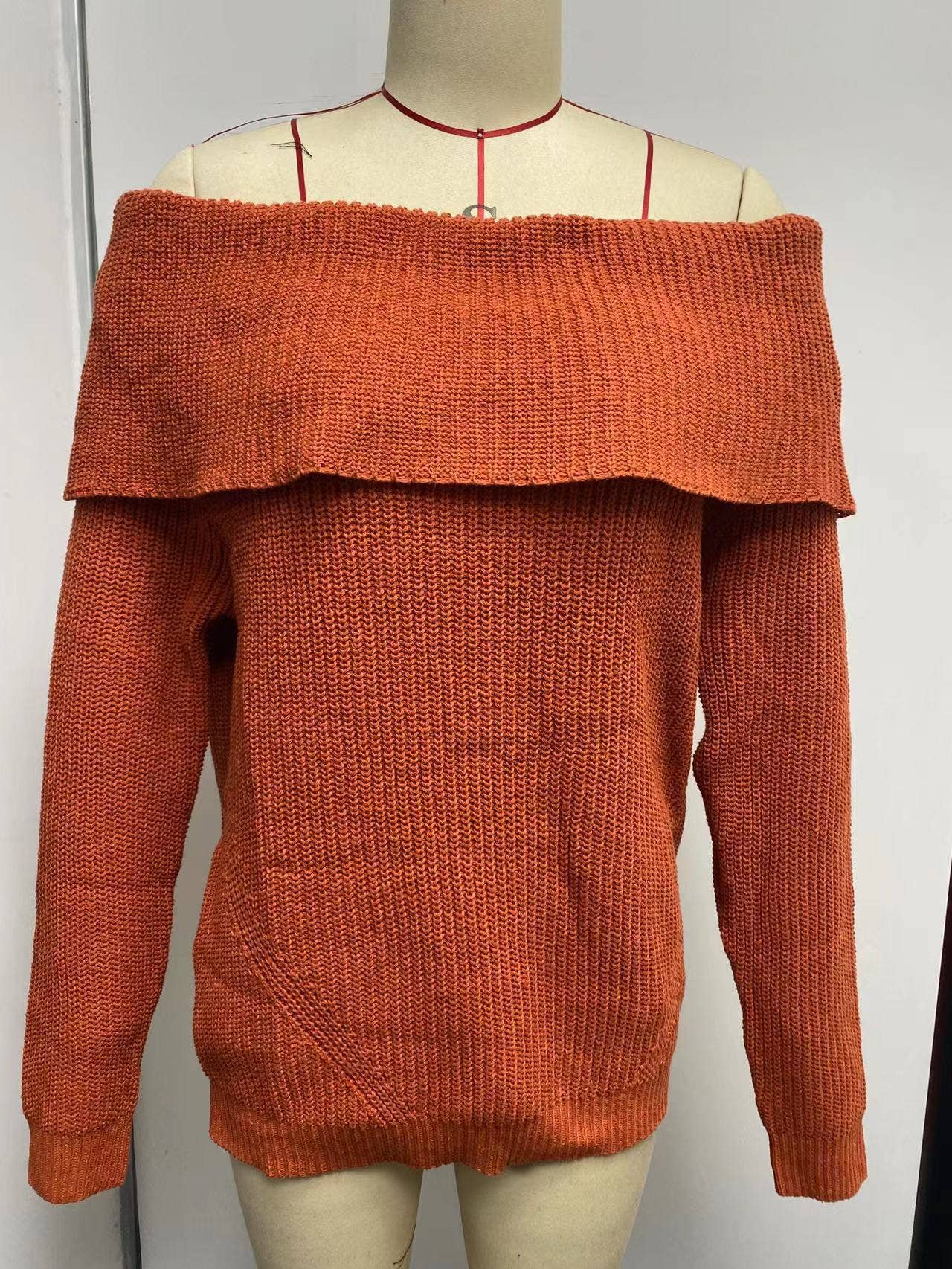 STRAPLESS SHOULDER SWEATER IN SOLID COLOR