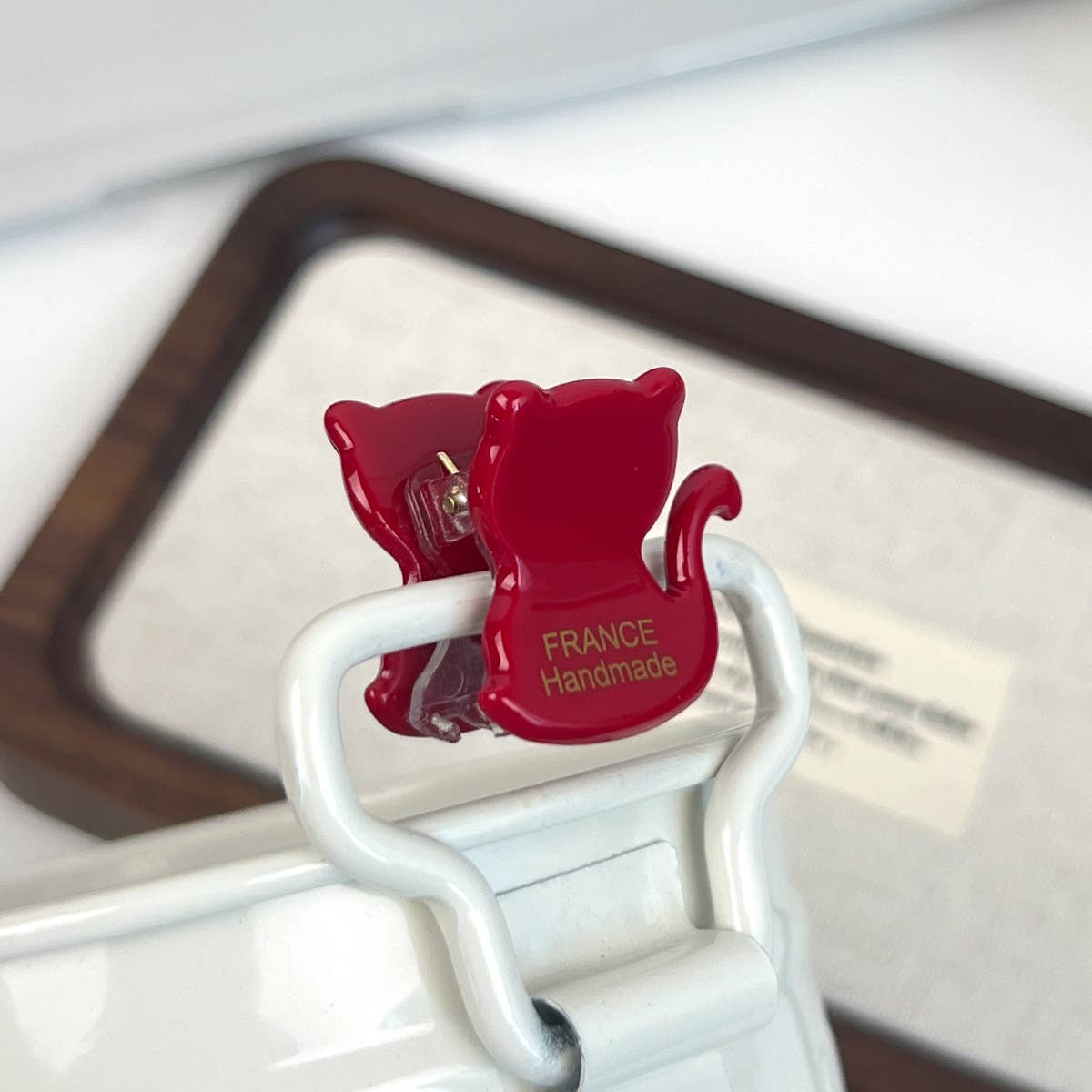 Gold-labeled solid acetic acid plate gripper