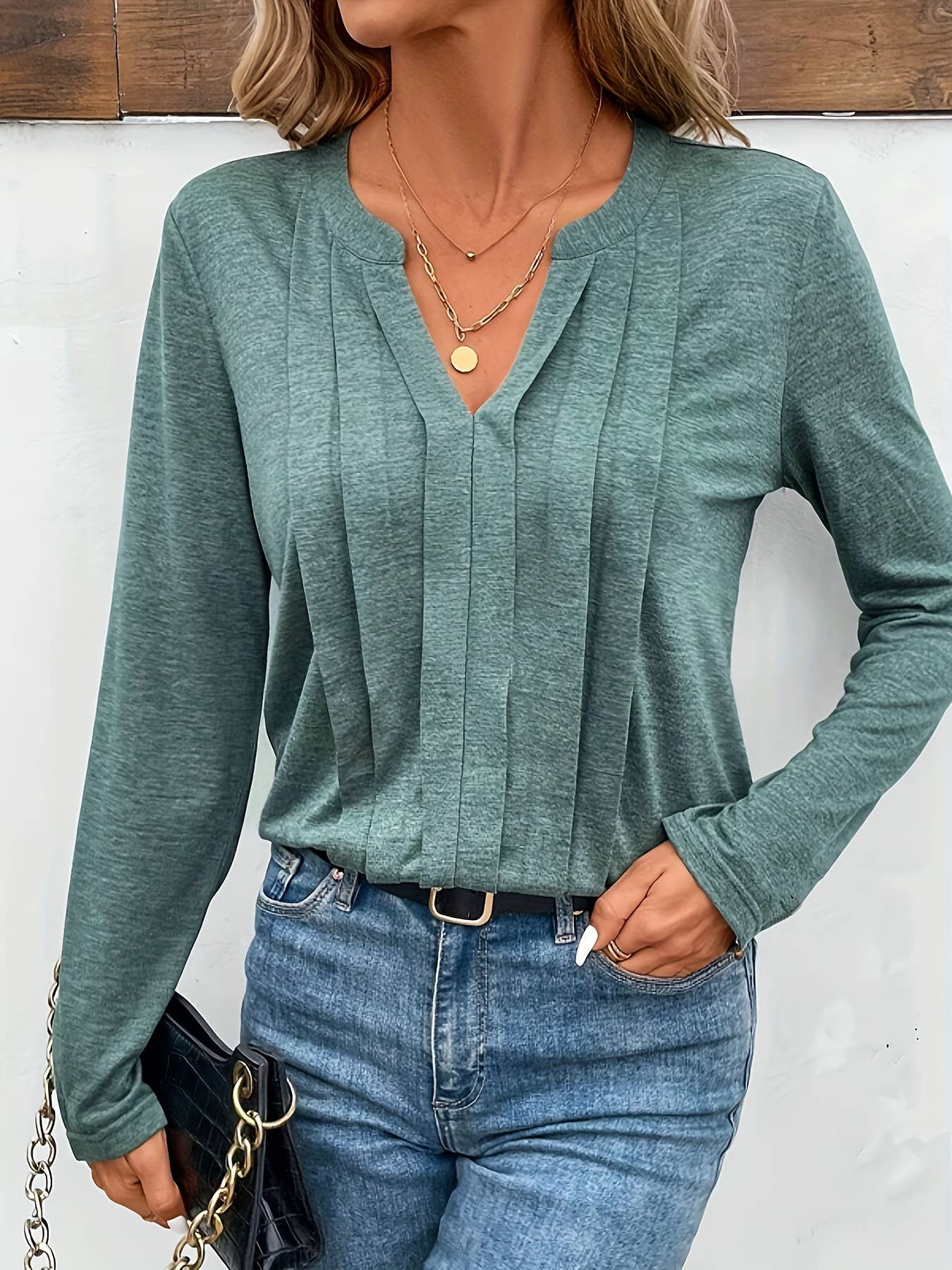 V-NECK PLEATED COMMUTER PULLOVER IN SOLID COLOR