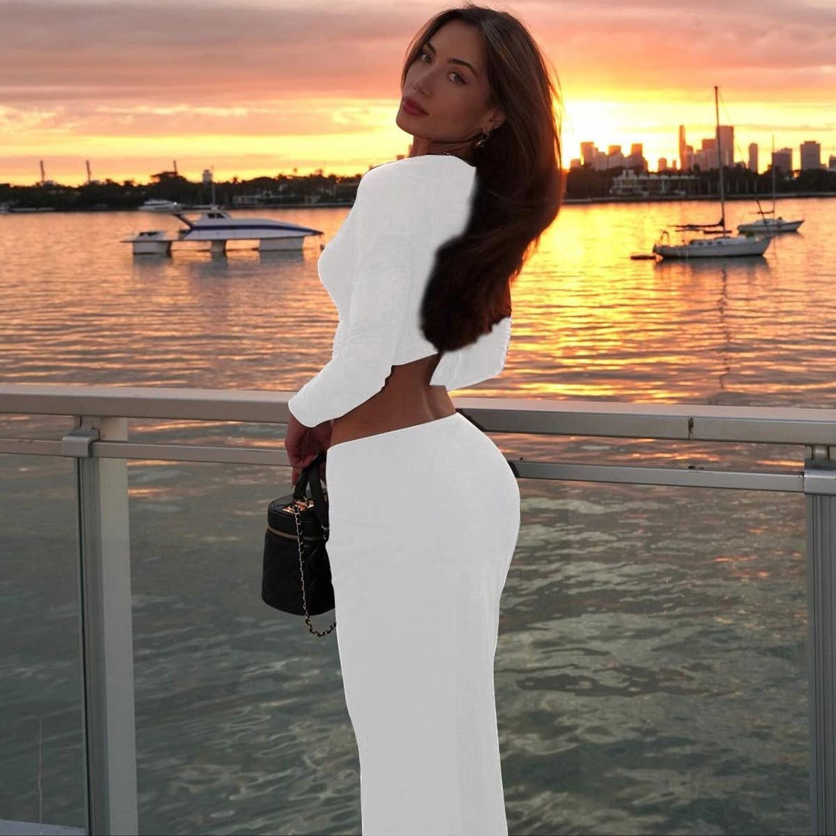 Sexy navel, figure-hugging and arm-wrapping set