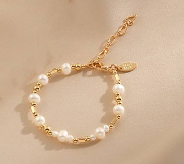 Freshwater pearl bracelet made of broken silver