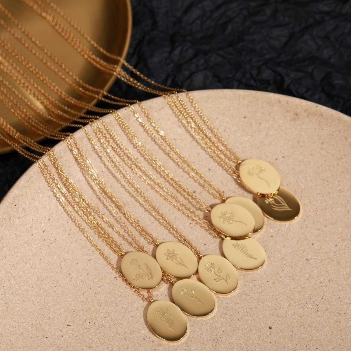 GOLD STAINLESS STEEL DECEMBER FLOWER NECKLACE