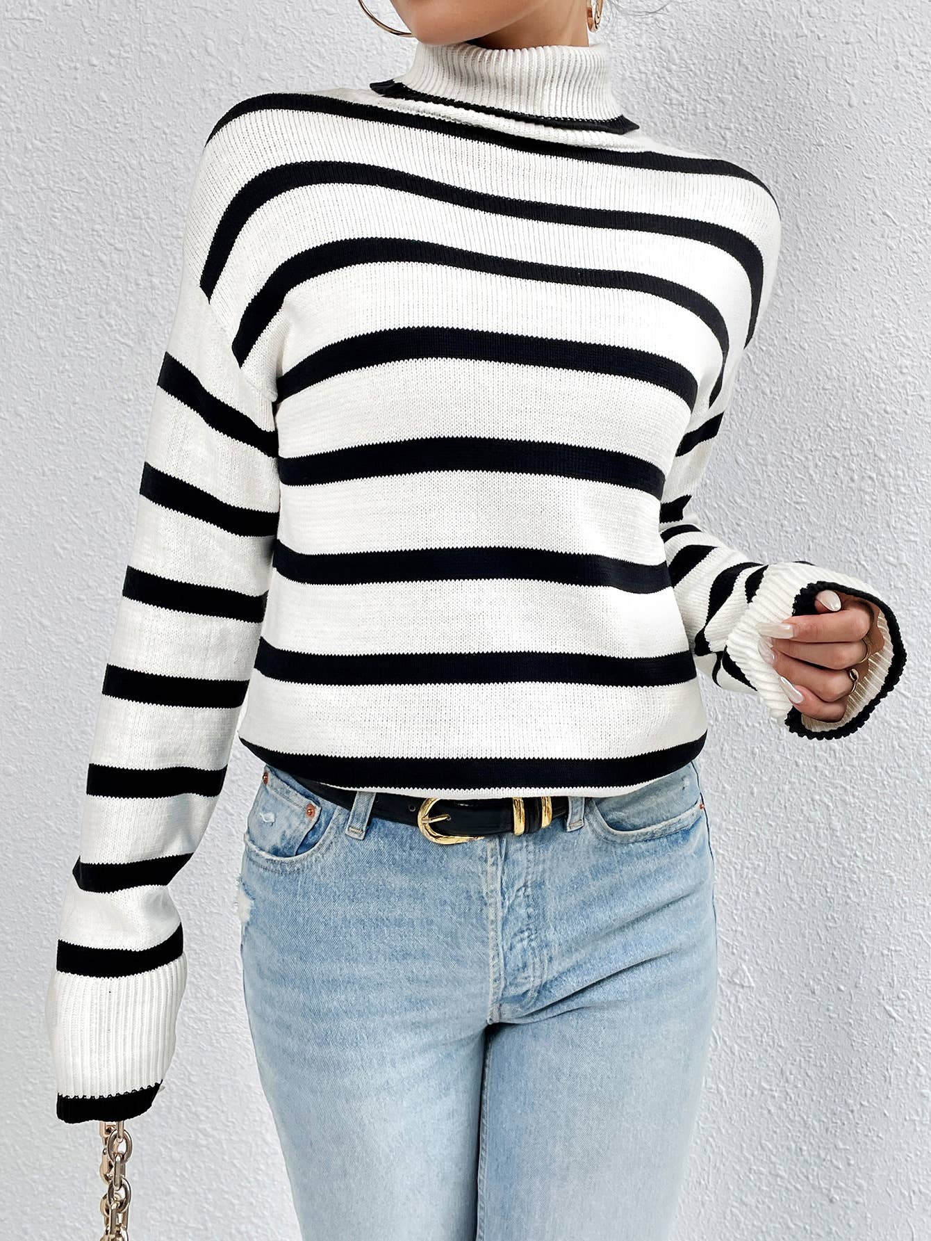STRIPED TURTLENECK SWEATER IN CONTRASTING COLORS