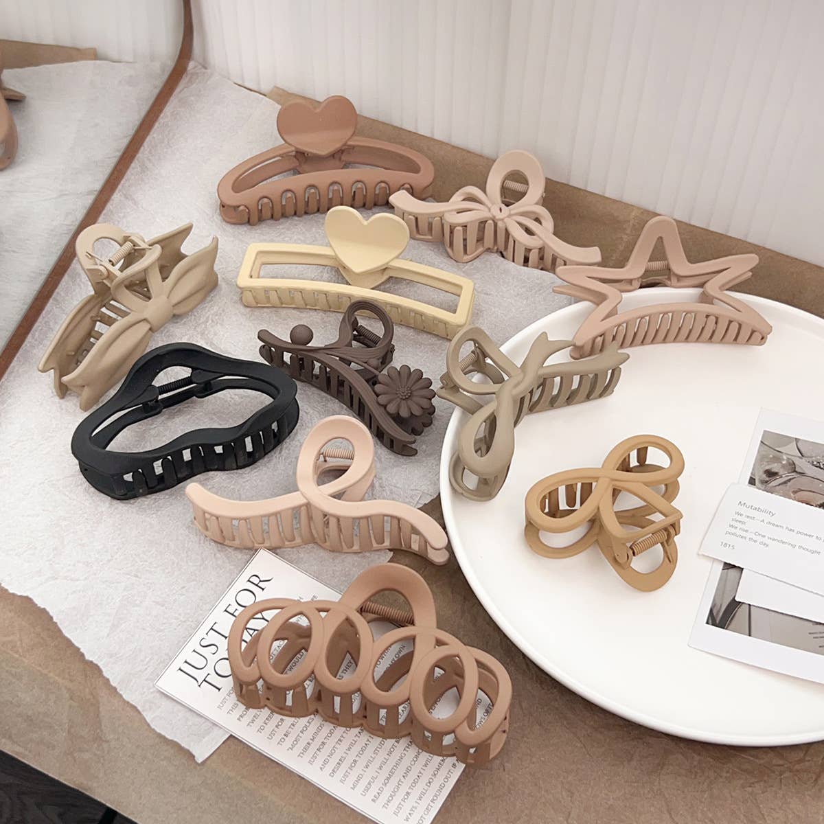 Versatile fashionable hollowed-out grab clip