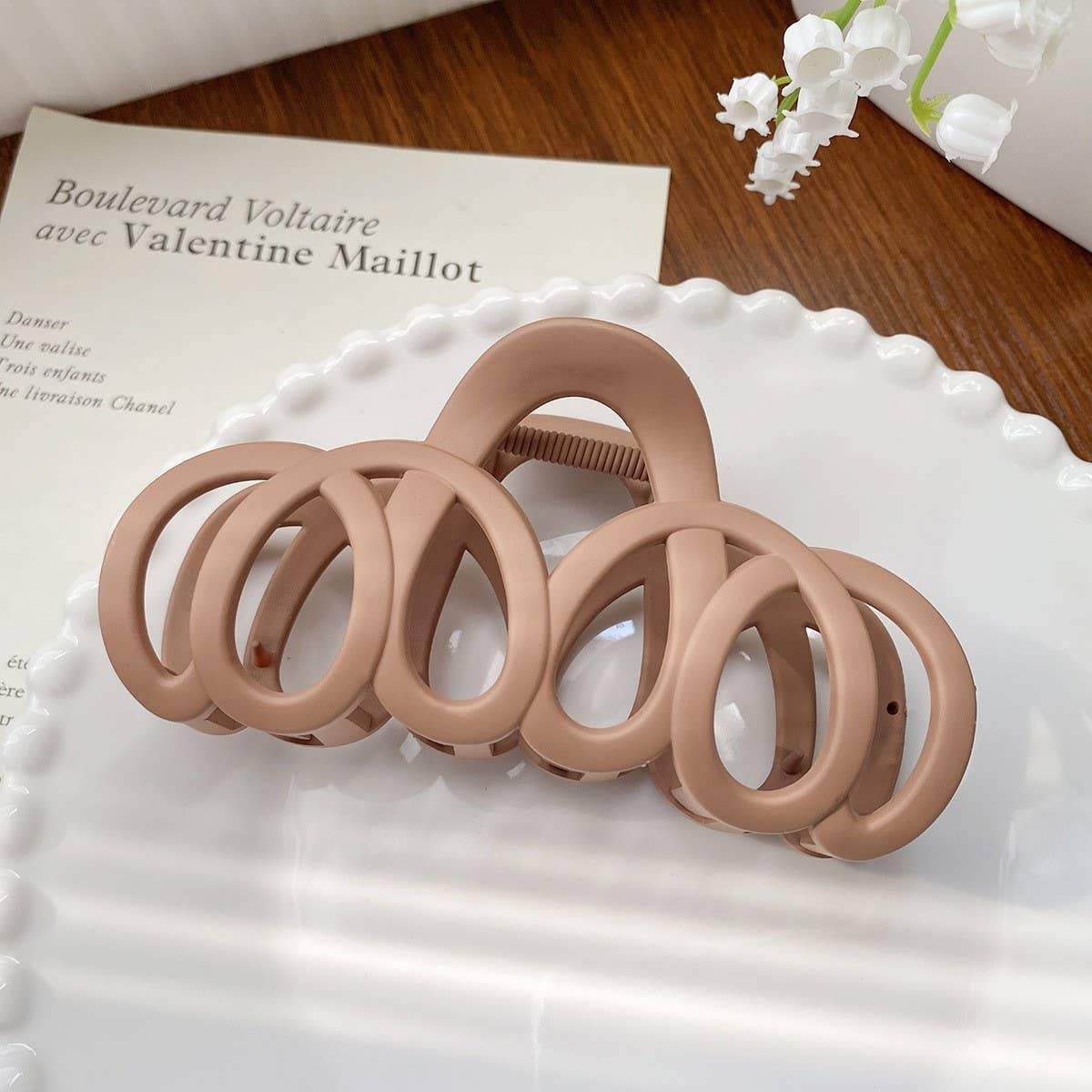 Versatile fashionable hollowed-out grab clip