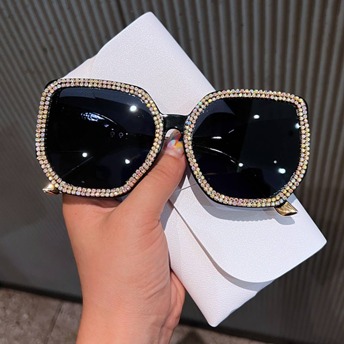 FASHIONABLE LARGE SQUARE FRAME SUNGLASSES