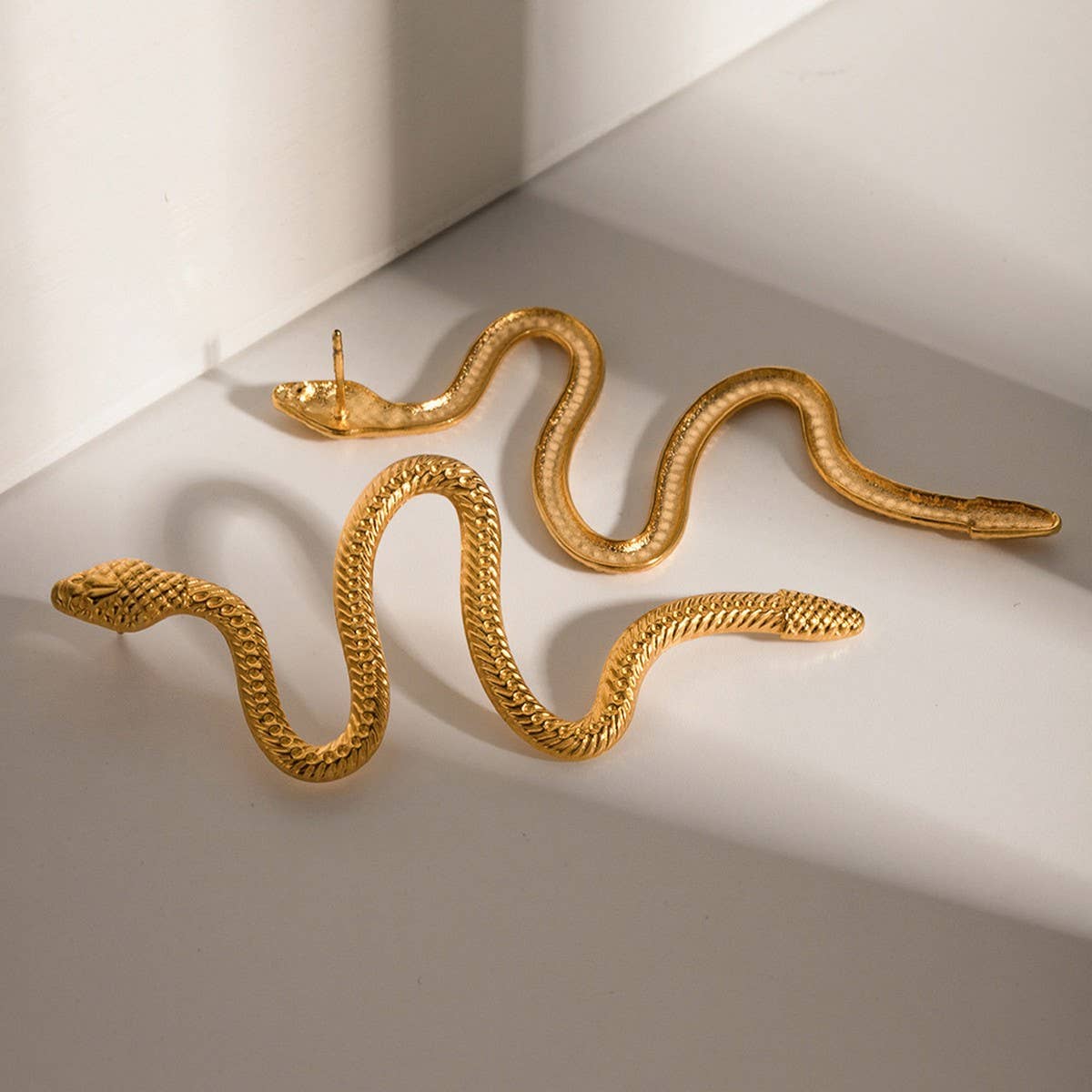 GOLD CURVED SNAKE DESIGN TITANIUM EARRINGS