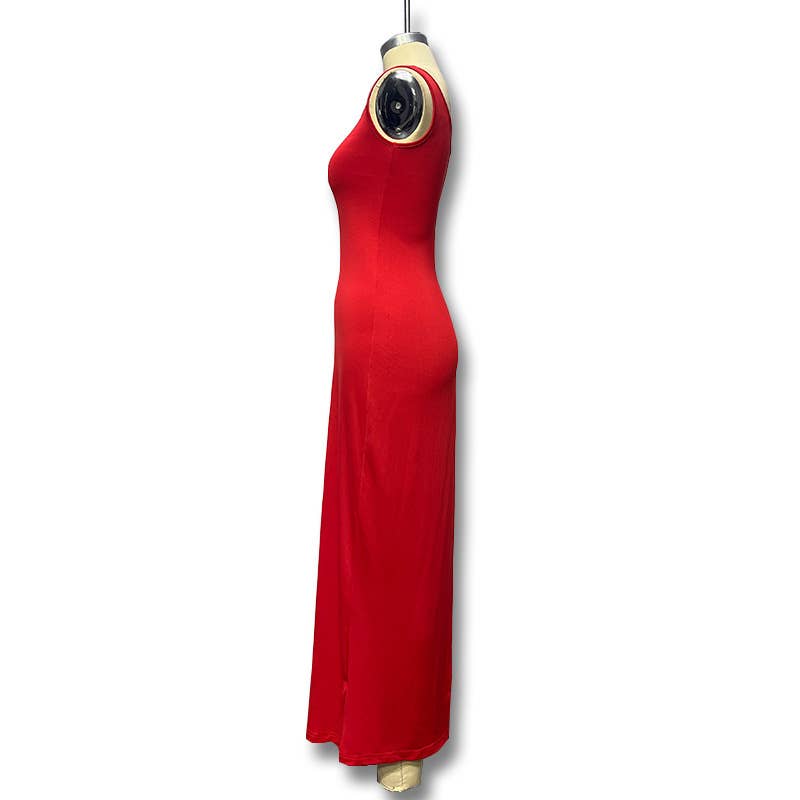 Figure-hugging slit dress with a sense of design