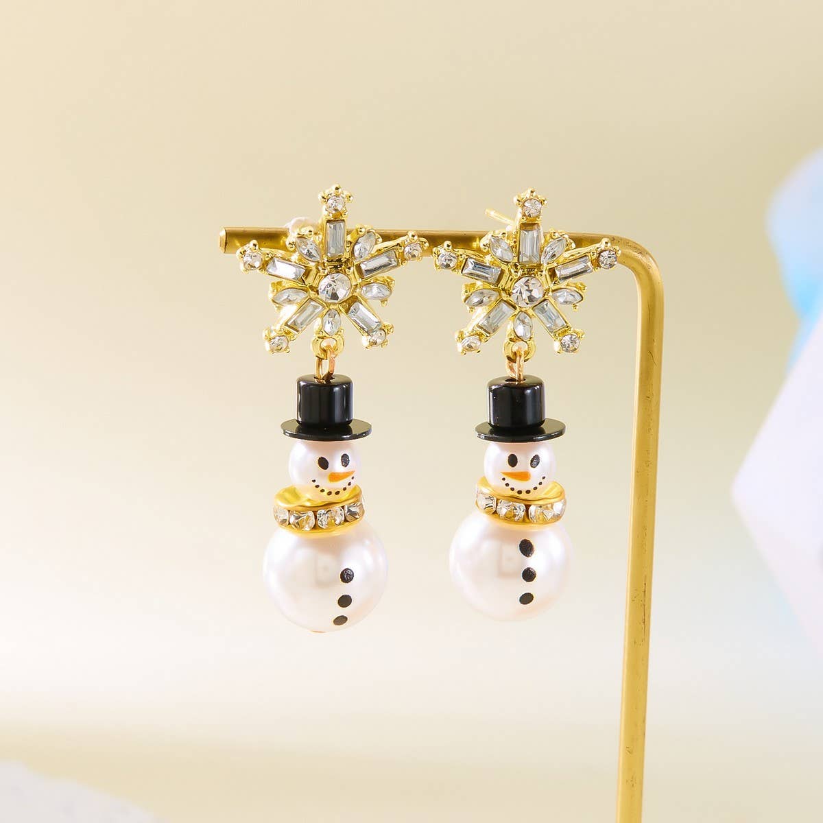 CWAJE2503_CHRISTMAS SNOWFLAKE PEARL HAT SNOWMAN EARRINGS