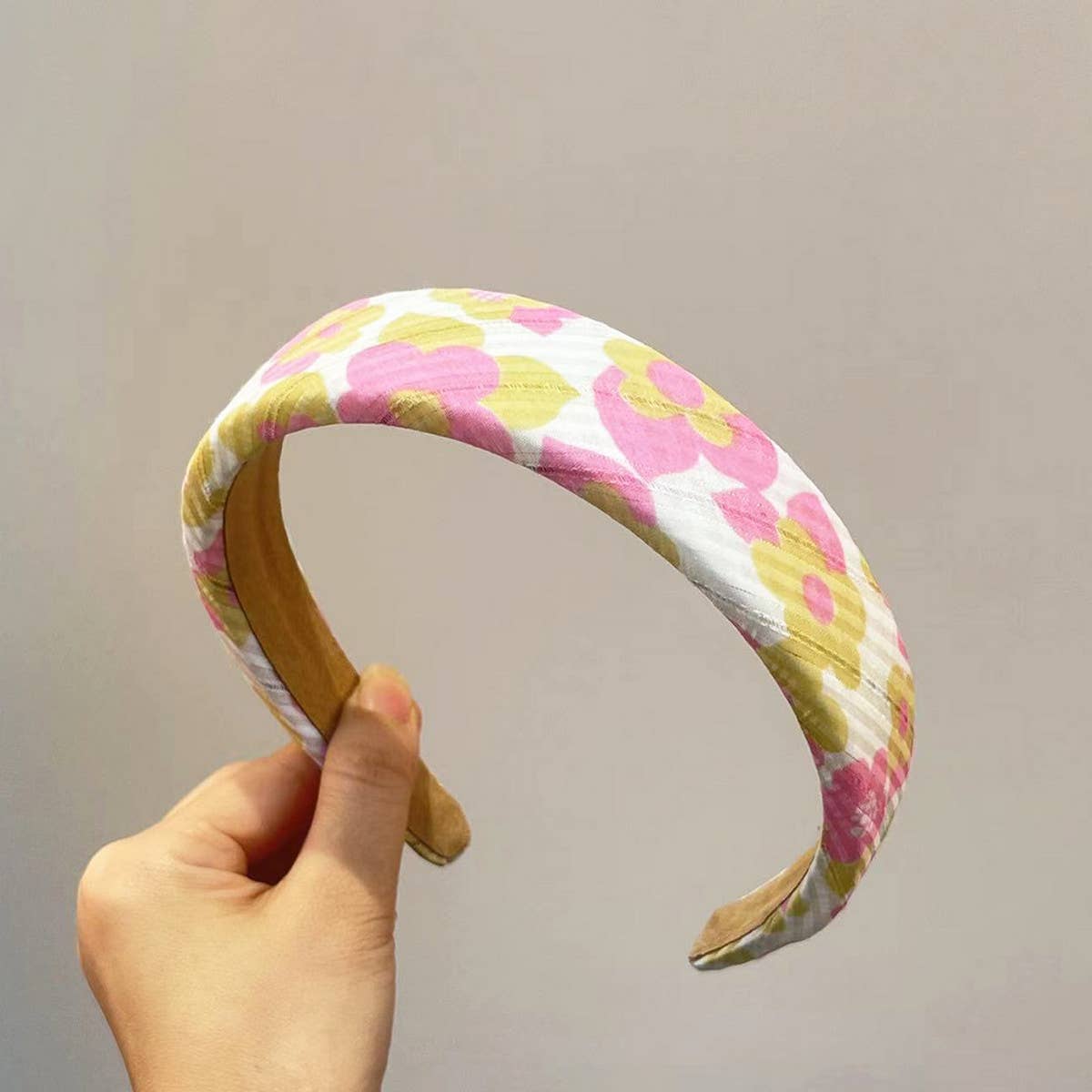 VERSATILE AND REFRESHING WIDE-BRIMMED HEADBAND_CWAHA1707