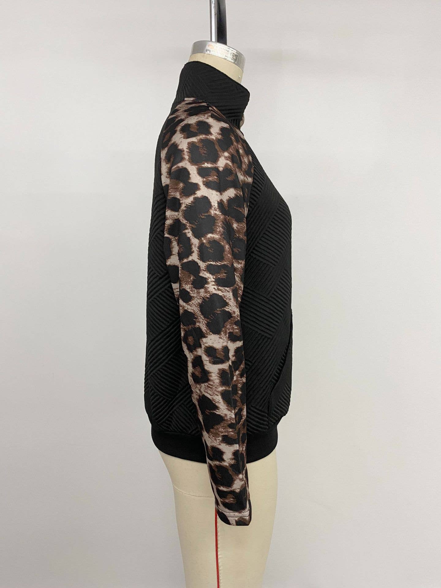 Semi-high collar, leopard print sweatshirt