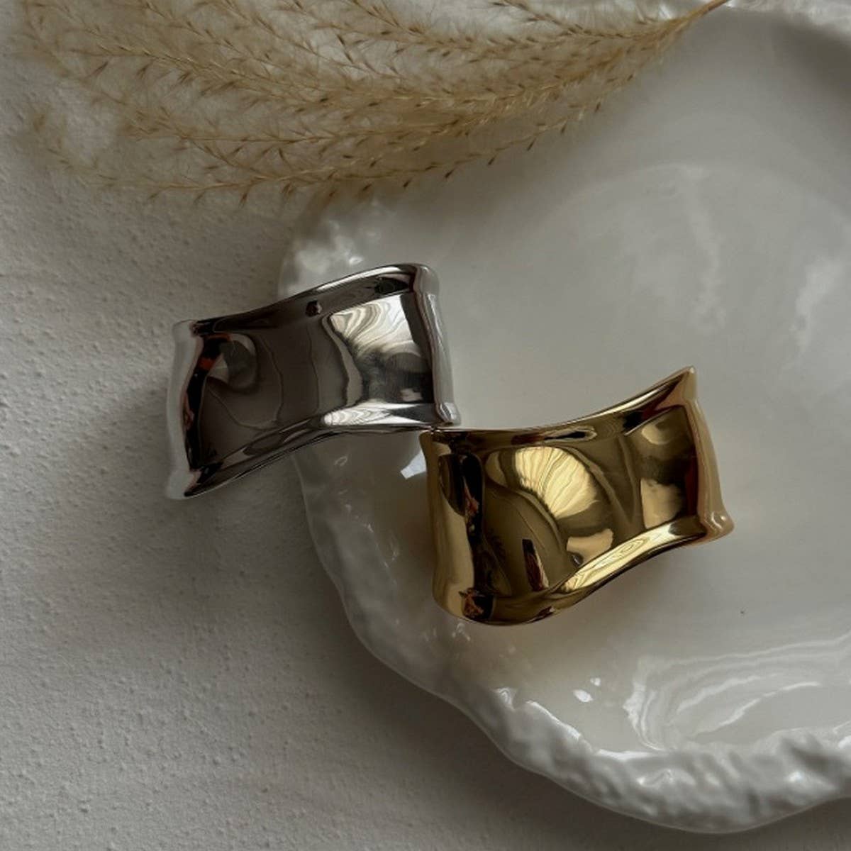 FASHIONABLE DESIGN OPEN SMOOTH BRACELET