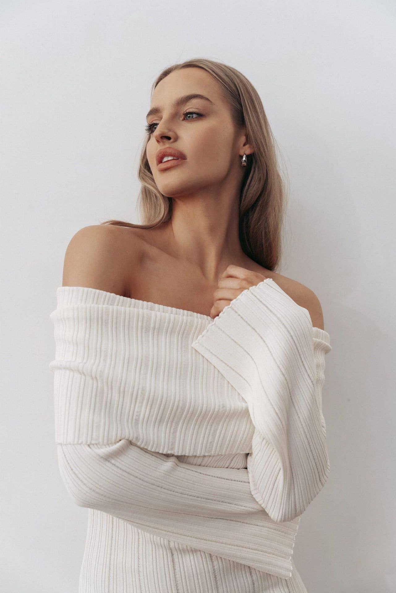 Off-the-shoulder, hip-hugging one-shoulder dress