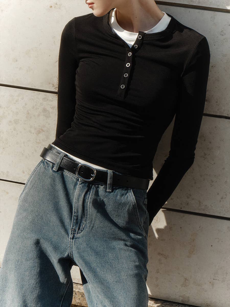 Versatile, form-fitting, round-neck T-shirt