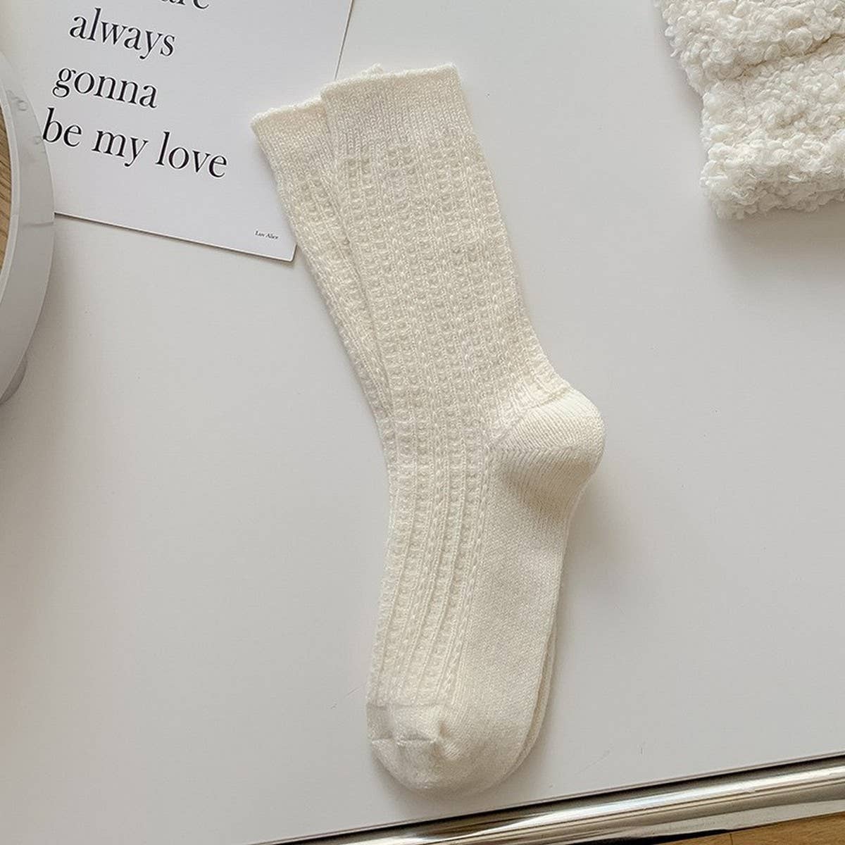 SIMPLE AND VERSATILE FASHIONABLE MID-CALF SOCKS