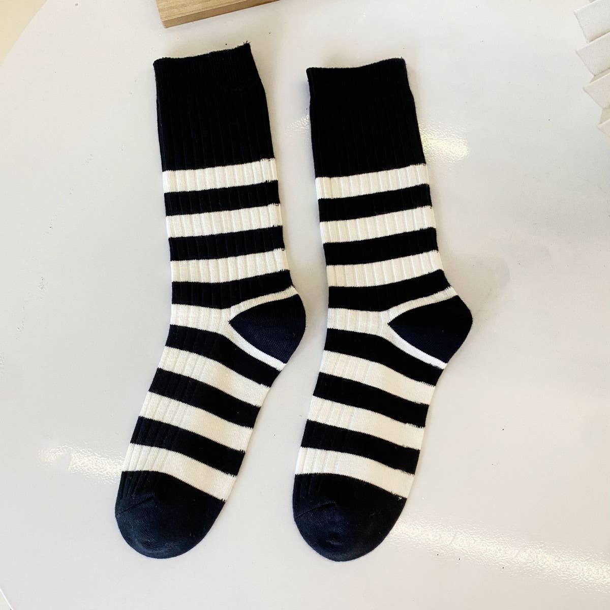 SIMPLE BLACK AND WHITE STRIPED SOCKS