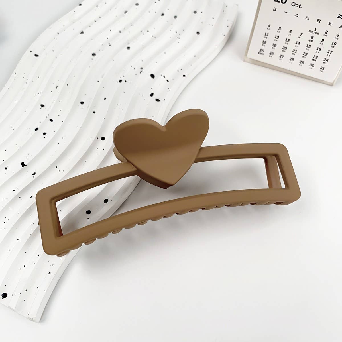 Versatile fashionable hollowed-out grab clip