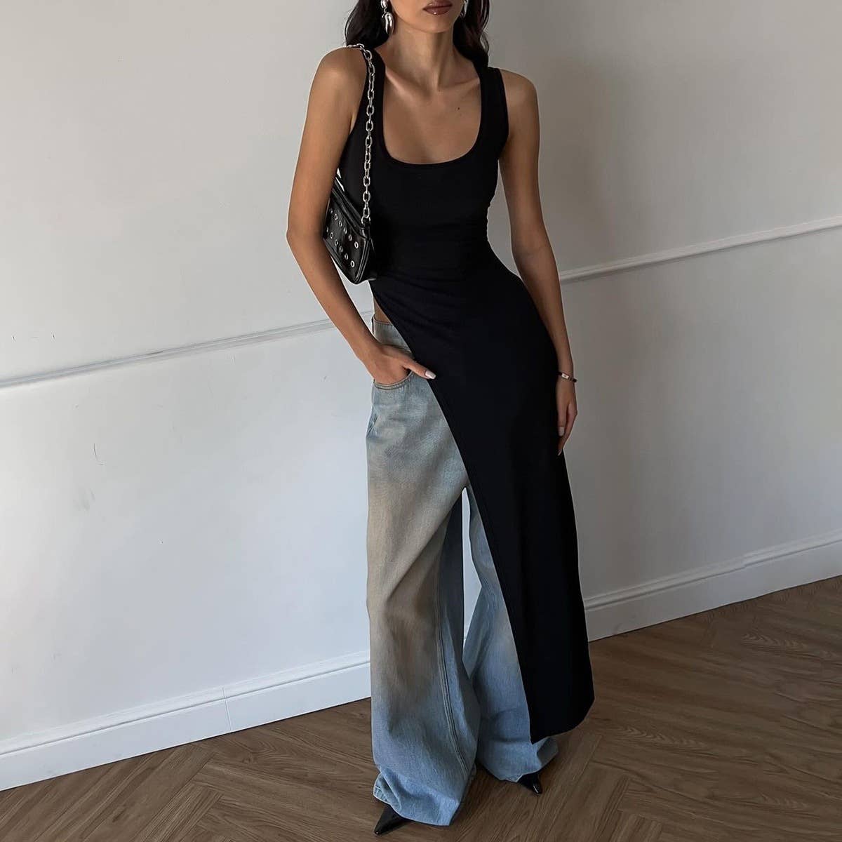 Figure-hugging slit dress with a sense of design