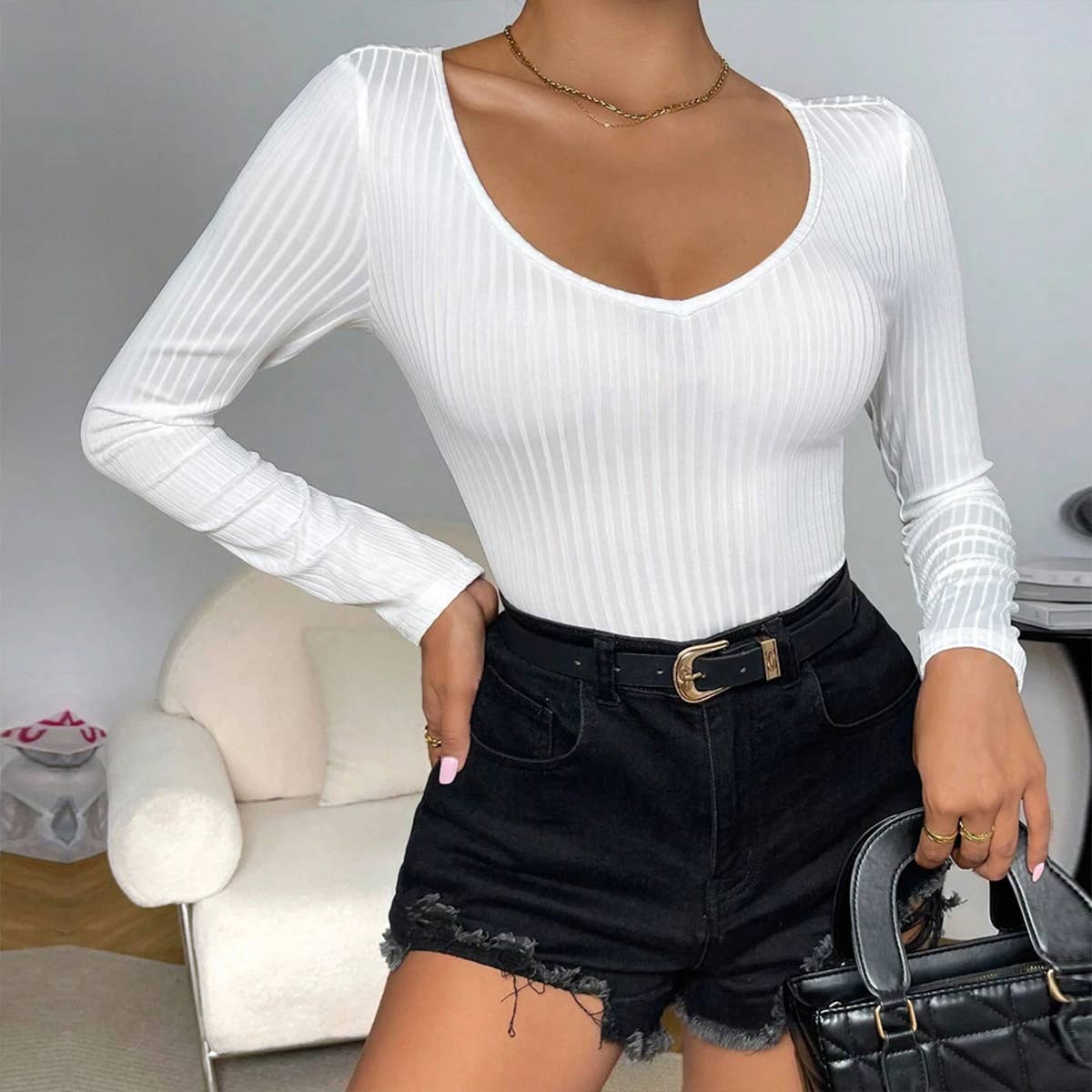 Wear a slim-fit V-neck long sleeve jumpsuit