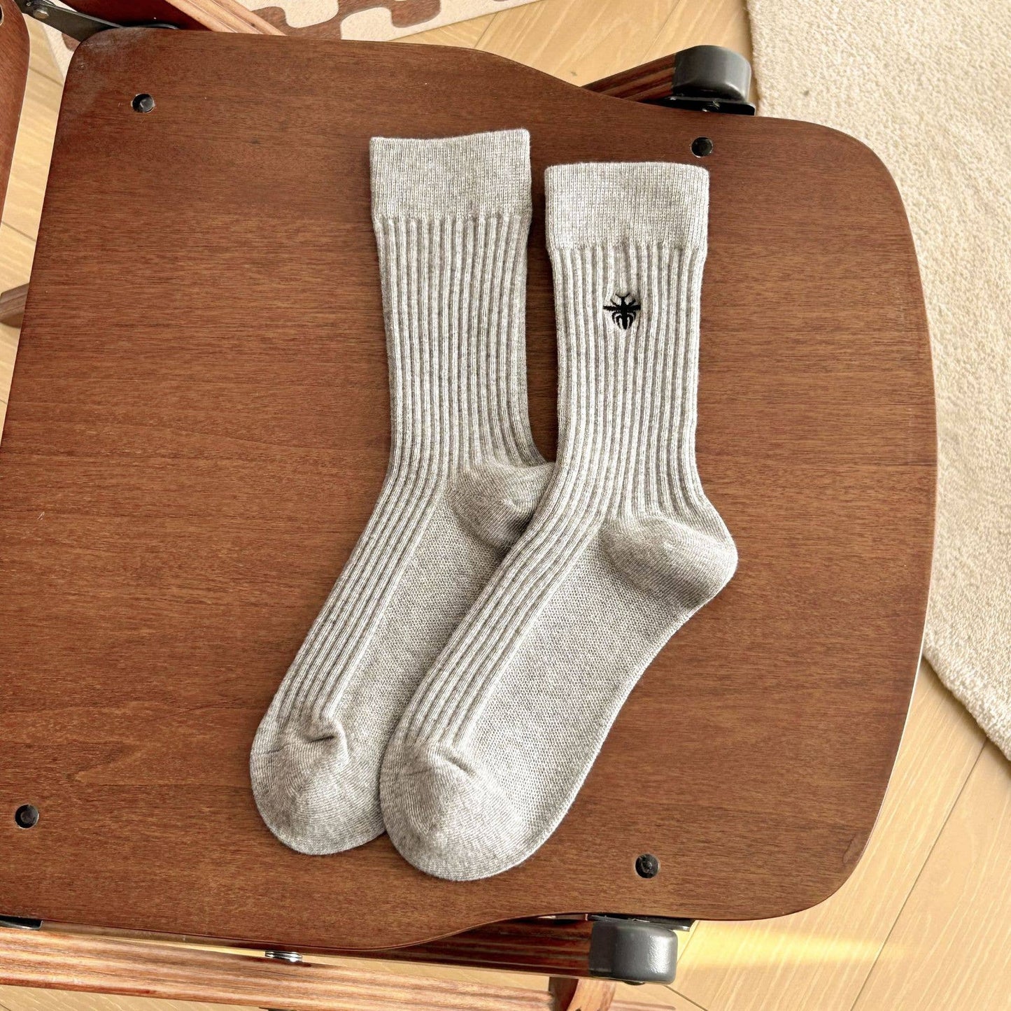 EMBROIDERY BEE SOLID COLOR MATCHING MIDTUBE SOCKS