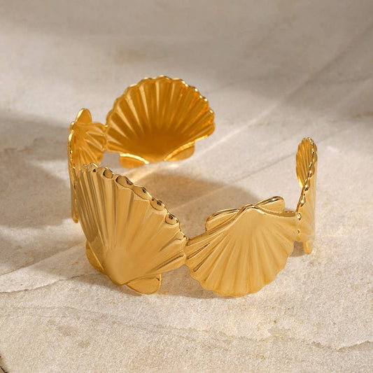Vintage 18K Gold Large Shell Open Cuff Bracelet