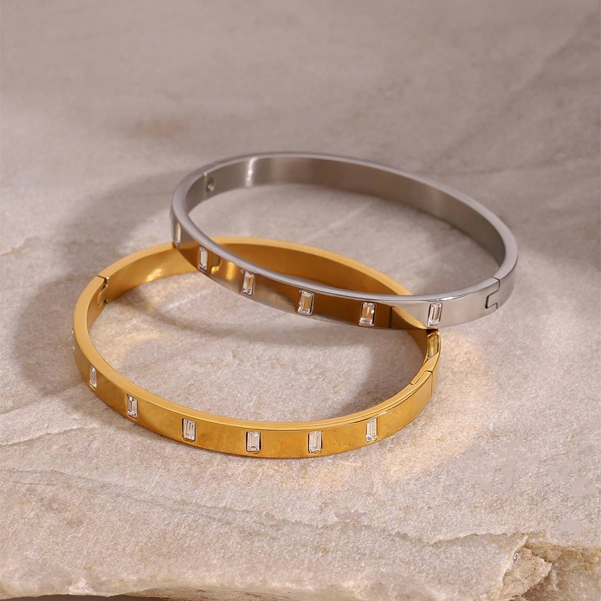 Zircon Clasp Bangle in Stainless Titanium Steel_CWAJE4875