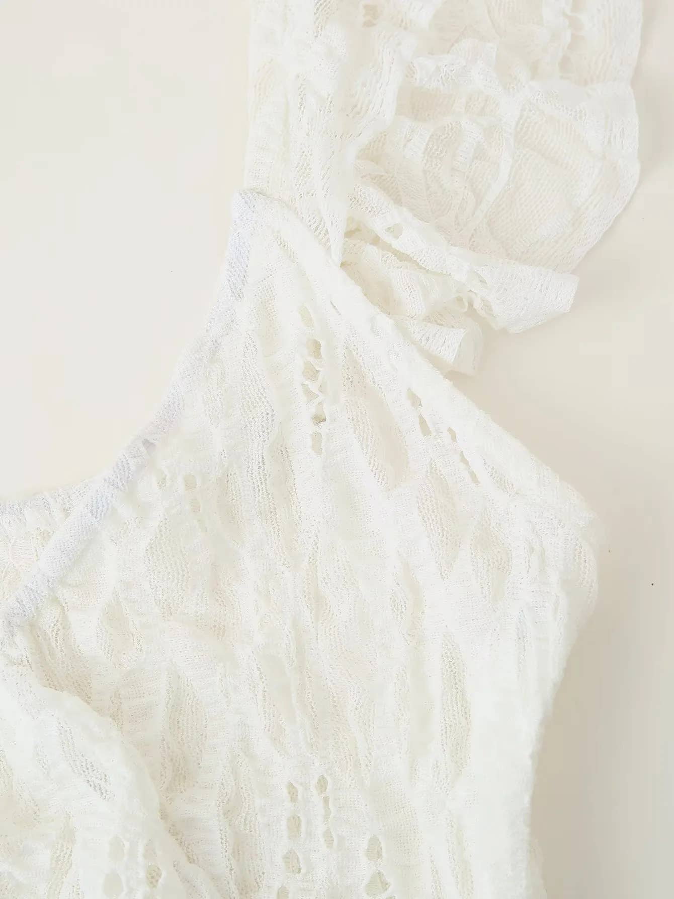 An irregular ruffled dress with a sense of design