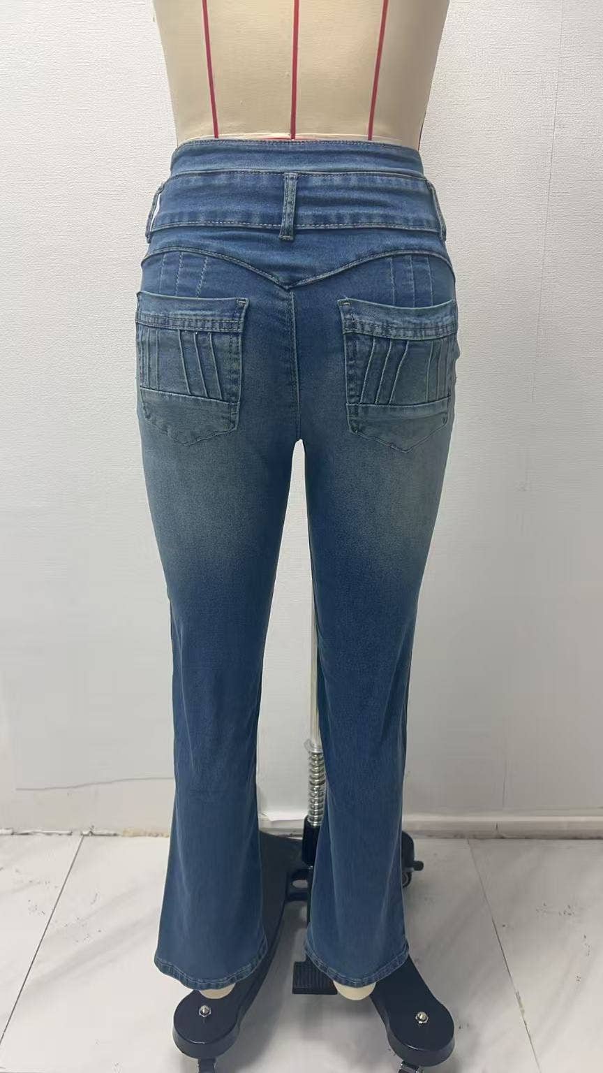 Three-button high-waisted flared stretch jeans