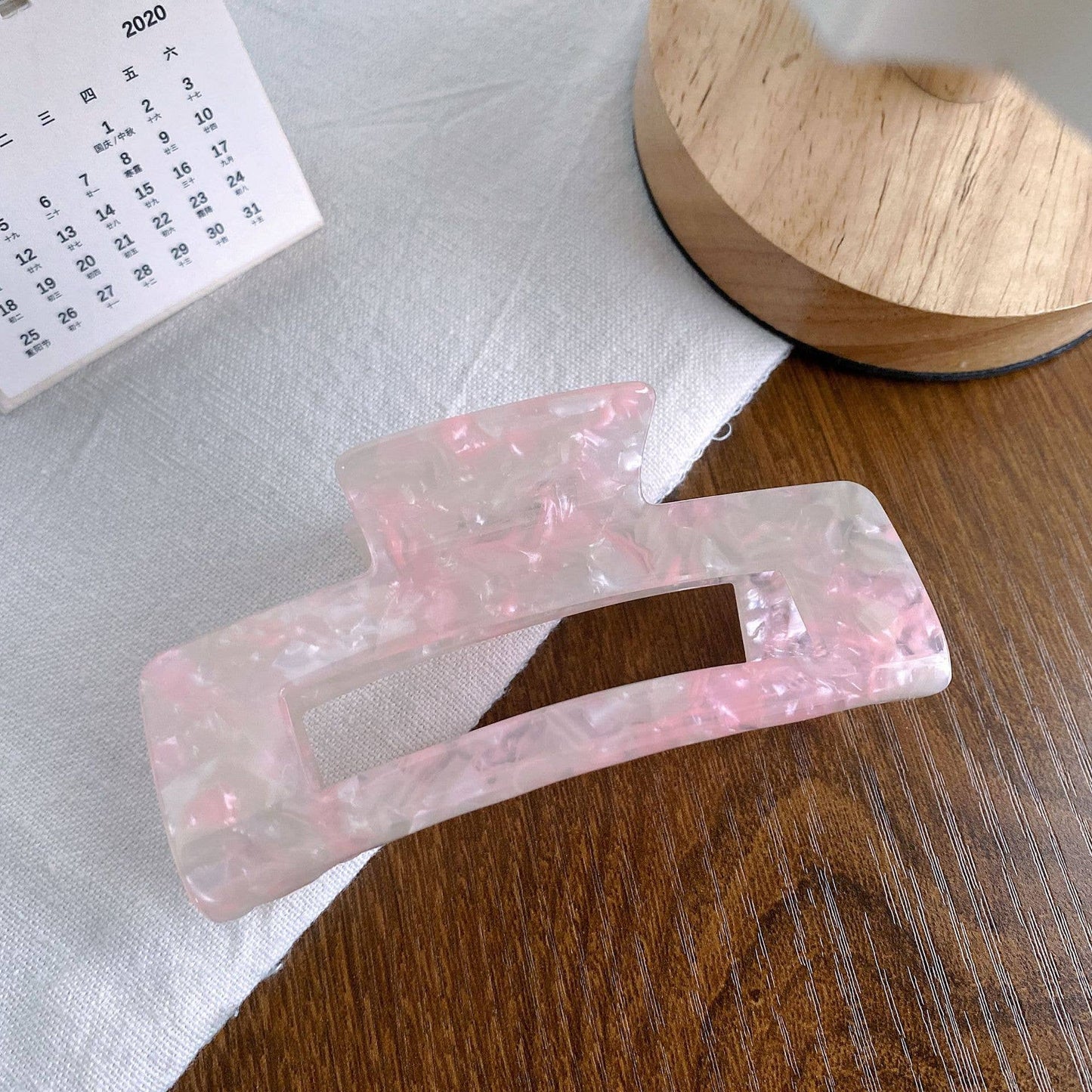 Retro and high-end acetate leopard hair clippers