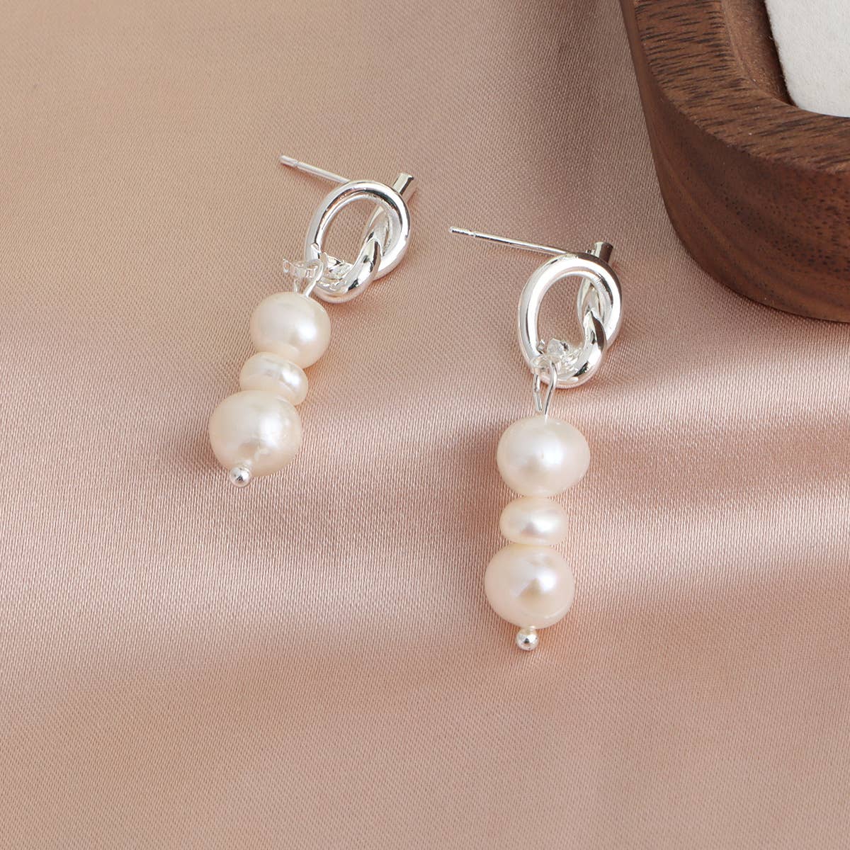 Light luxury freshwater Baroque pearl earrings