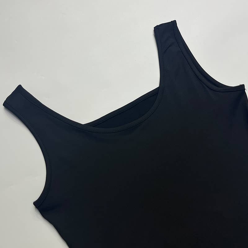 Figure-hugging slit dress with a unique design