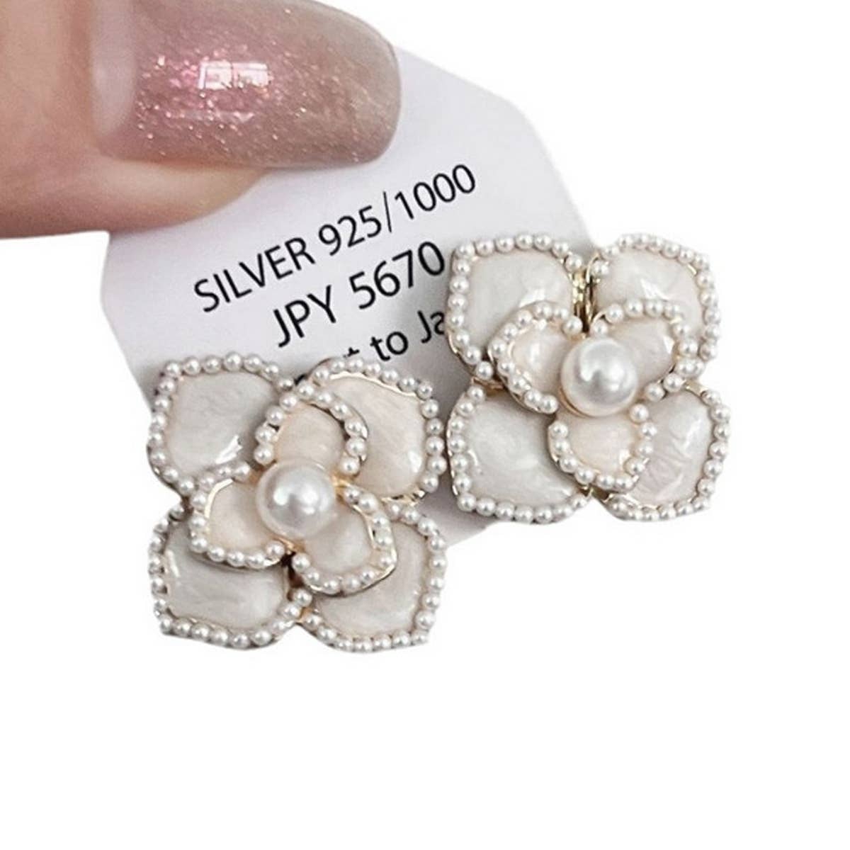 VINTAGE STYLE PEARL WHITE FLOWER STUD EARRINGS