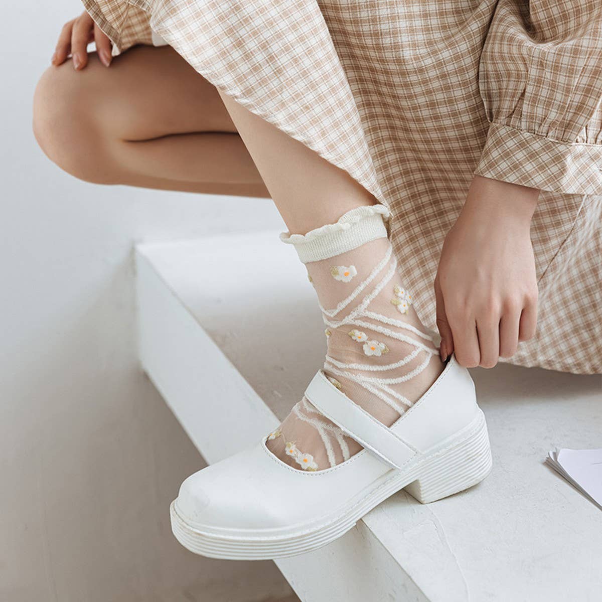 SUMMER THIN WHITE FLORAL DESIGN BOAT SOCKS