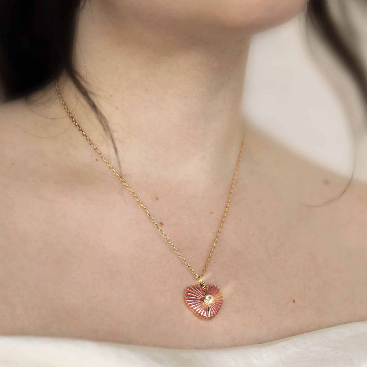 FASHIONABLE HEART OPEN AND CLOSE BEE NECKLACE